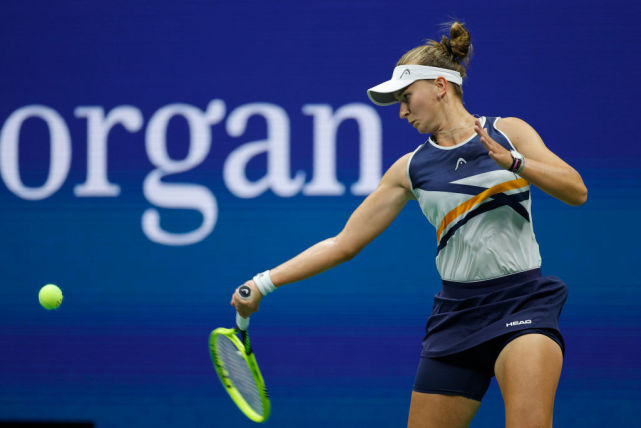  萨巴伦卡强势捧起澳网冠军奖杯