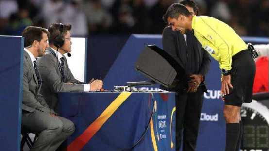  裁判判罚争议不断，VAR技术成焦点话题  