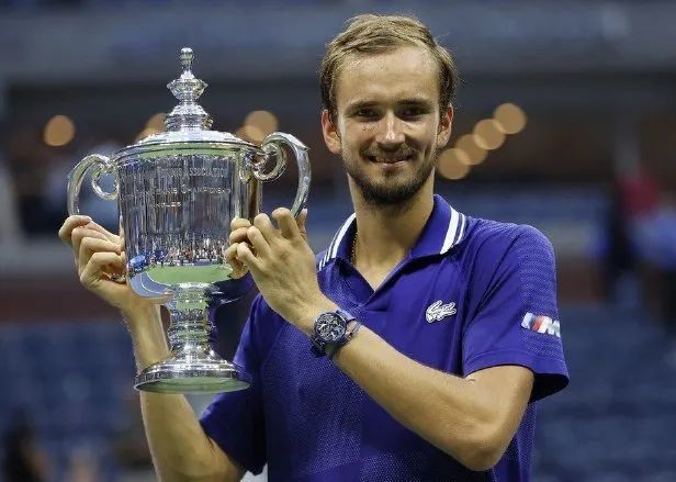  梅德韦杰夫直落三盘卫冕成功