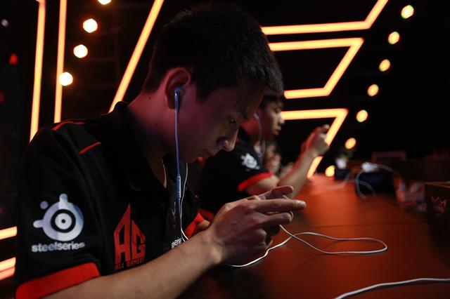  电竞职业联赛激战正酣冠军悬念迭起  