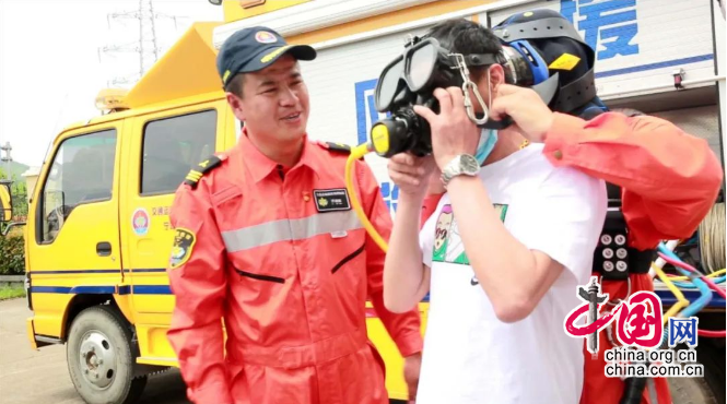  足坛名宿观战，现场指导激励士气